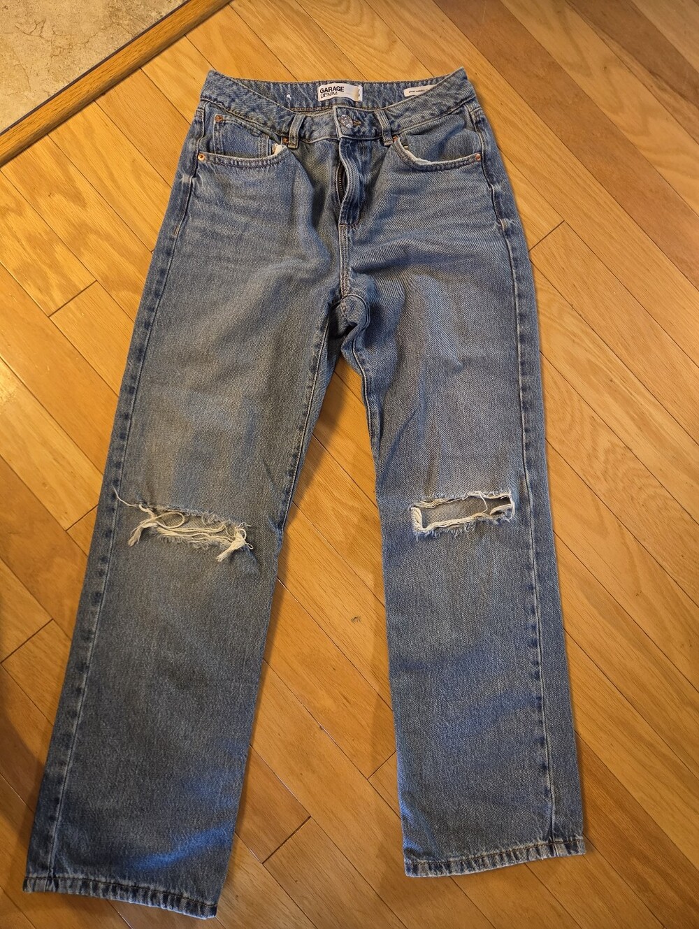 Vintage-Inspired Blue Distressed Women’s Jeans